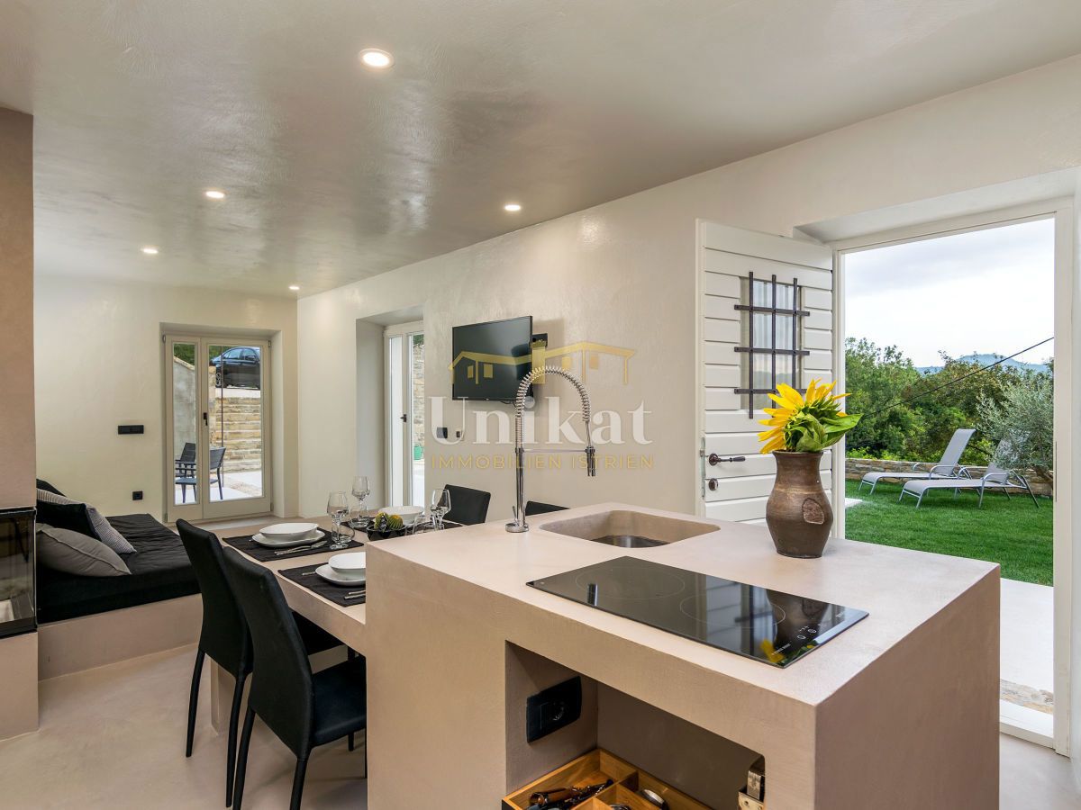 Casa in pietra con vista sulla natura